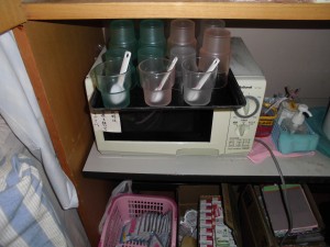 とろみ剤はその方の嚥下力に応じオーダーメイド（目盛りをつけた専用コップと計量スプーンをスタンバイ）