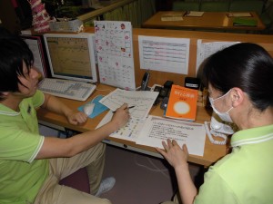 その方の排泄記録はPCにも入力される。排泄リズムアセスメントに基づいてトイレ誘導を行う。
